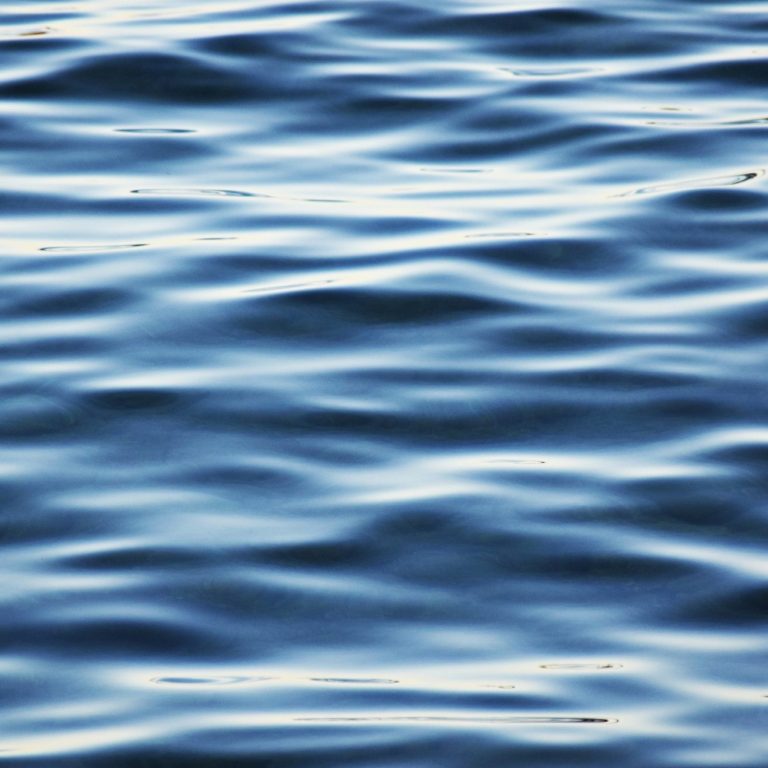 Prozesse & Struktur Effiziente Prozesse und strukturierte Unternehmensabläufe symbolisiert durch ruhige Wasseroberfläche